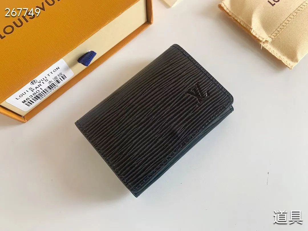 P80 💎LV ENVELOPPE CARTE DE VISITE Card Holder Wallet Made of classic Monogram coated canvas, this Enveloppe Carte de Visite card holder allows you to carry business cards or credit cards with you delicately. It can be easily stored in almost any pocket and uses snap buttons to open and close. Style number: M63801. Model: 10.5x 8x1. Coding: nn71/145125/57