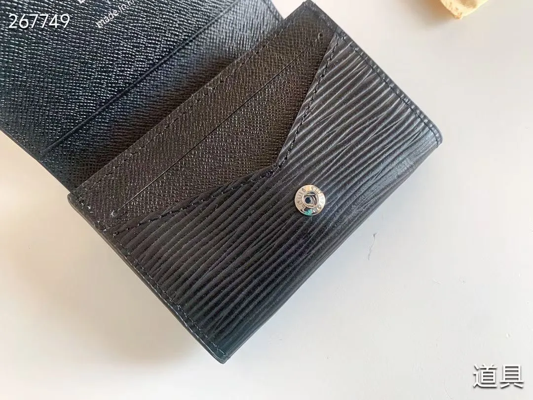 P80 💎LV ENVELOPPE CARTE DE VISITE Card Holder Wallet Made of classic Monogram coated canvas, this Enveloppe Carte de Visite card holder allows you to carry business cards or credit cards with you delicately. It can be easily stored in almost any pocket and uses snap buttons to open and close. Style number: M63801. Model: 10.5x 8x1. Coding: nn71/145125/57