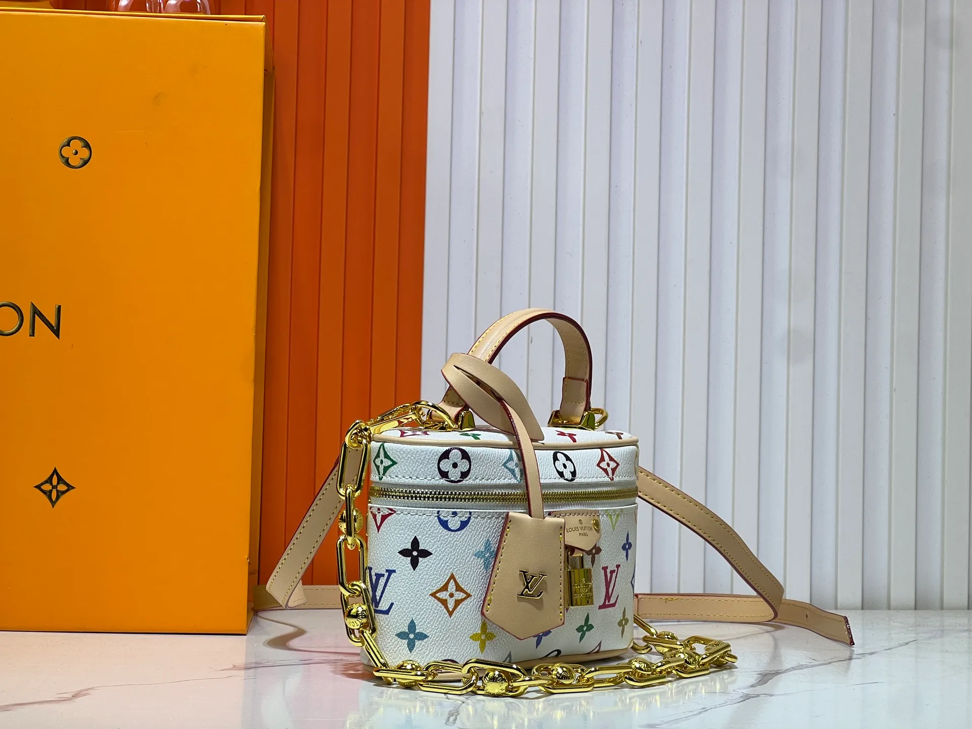 Batch 280💰Takashi Murakami Tricolor Upgraded Original M47125 M42264 Cosmetic Case Vanity Chain Pouch handbag draws inspiration from the classic cosmetic case and interprets the spirit of travel with Monogram canvas. The top handle and detachable braided chain are infused with leather elements, complementing the clean lines of the bag. The LV inscribed padlock and leather key holder continue the iconic details. Dimensions: 19x11.5x6.5cm