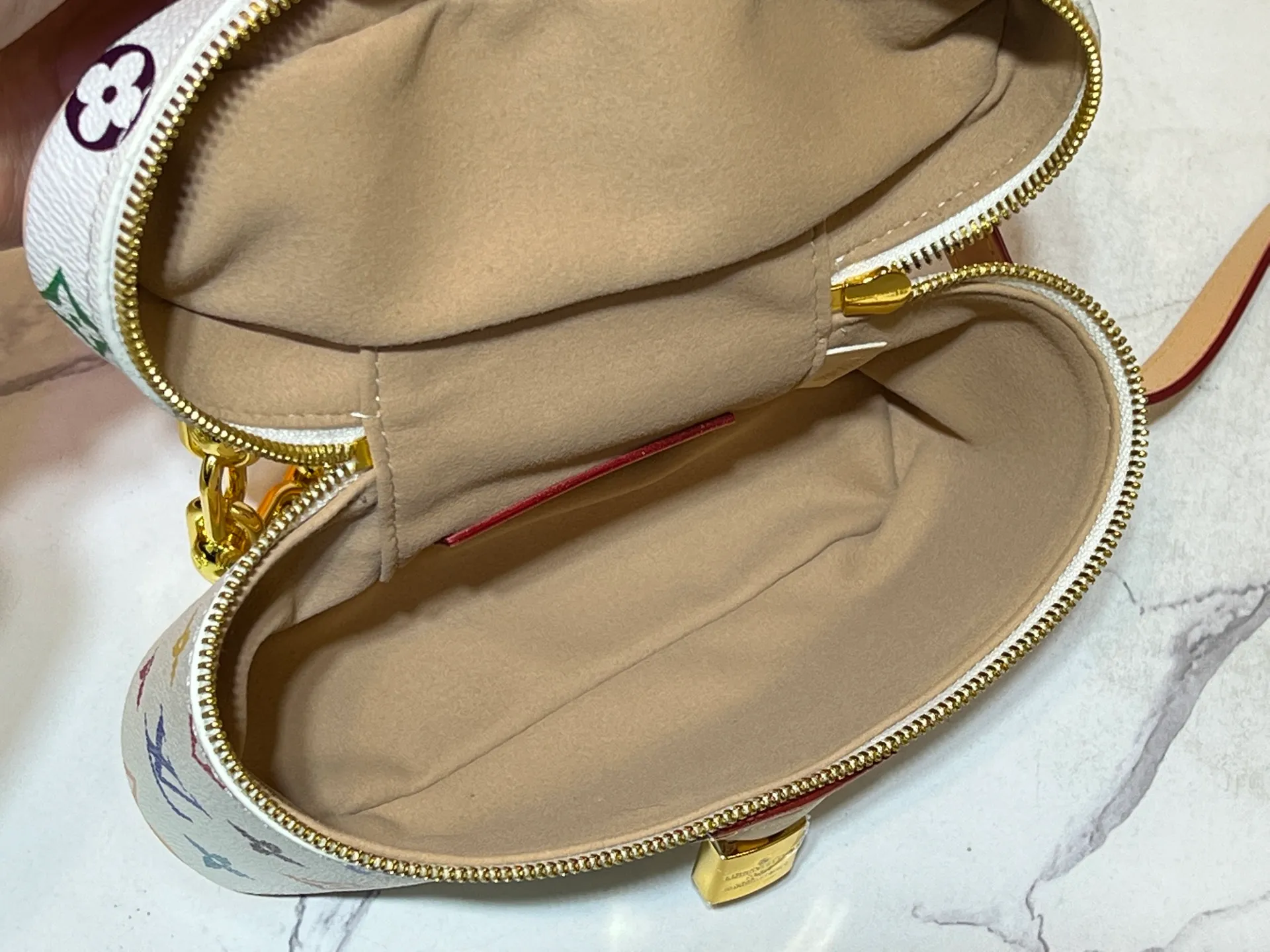 Batch 280💰Takashi Murakami Tricolor Upgraded Original M47125 M42264 Cosmetic Case Vanity Chain Pouch handbag draws inspiration from the classic cosmetic case and interprets the spirit of travel with Monogram canvas. The top handle and detachable braided chain are infused with leather elements, complementing the clean lines of the bag. The LV inscribed padlock and leather key holder continue the iconic details. Dimensions: 19x11.5x6.5cm