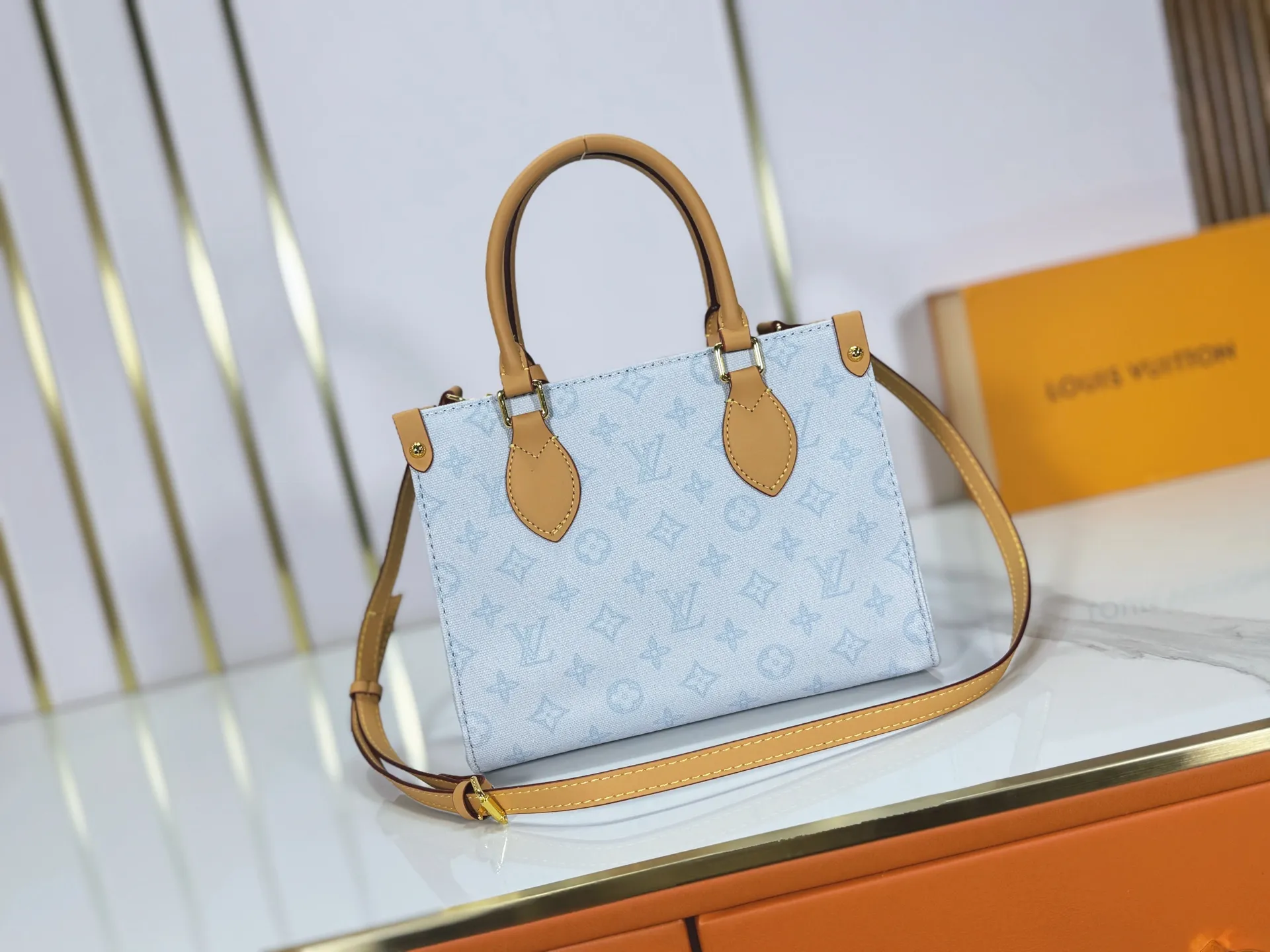 P260 upgraded original M28289 M45659 M44571 To celebrate the 130th anniversary of Louis Vuitton's Monogram pattern, this small OnTheGo handbag chooses Monogram Origine Bleu Courrier pattern canvas to reinterpret classic elements from a retro perspective. The shoulder straps, handles and address plaque are cut out of cowhide, and the striped lining and pockets open to reveal. Zipper bag securely stores valuables. Dimensions: 25 x 19 x 11.5 (cm) ((length x height x width)