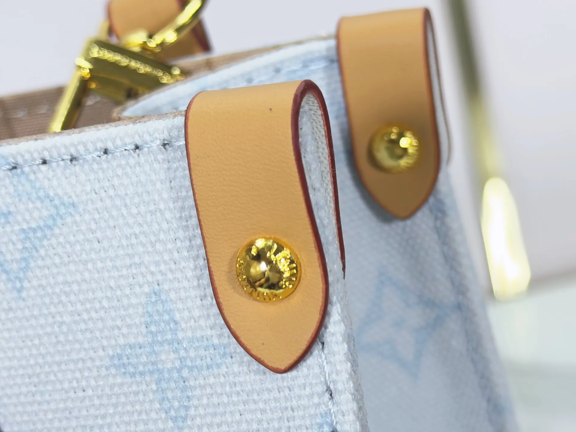 P260 upgraded original M28289 M45659 M44571 To celebrate the 130th anniversary of Louis Vuitton's Monogram pattern, this small OnTheGo handbag chooses Monogram Origine Bleu Courrier pattern canvas to reinterpret classic elements from a retro perspective. The shoulder straps, handles and address plaque are cut out of cowhide, and the striped lining and pockets open to reveal. Zipper bag securely stores valuables. Dimensions: 25 x 19 x 11.5 (cm) ((length x height x width)