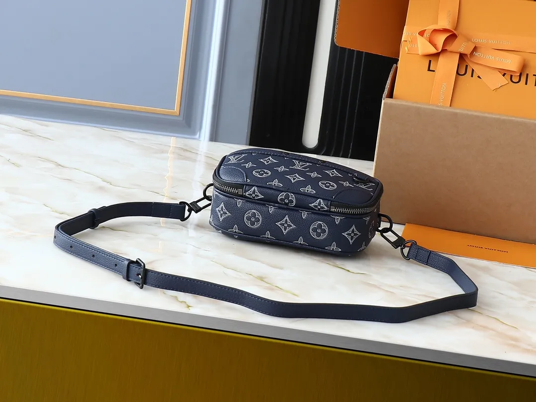 💰260💰Upgraded from the original M83383 M82542 M82544 M82801 mini men's messenger bag series. The new Zly hx NANO ALPHA handbag of the season. The Neo Alpha handbag condenses the design of the past Alpha handbag with rounded strokes and uses soft Monogram Eclipse canvas to build a casual silhouette. The ample space is equipped with a zipper compartment and front patch pocket to hold daily necessities such as mobile phones, cards and keys, and comes with a detachable and adjustable leather shoulder strap. 18.5 x 11 x 6.5 cm.