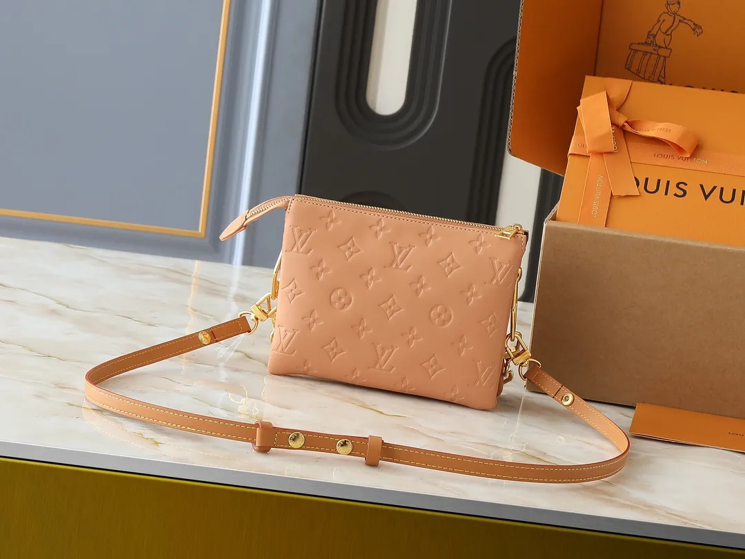 💰240💰Upgraded from the original M59598 M59389 M59396 M13233 M21259 M25218 M20770 M11401 This Coussin BB handbag is made of soft sheep leather with an embossed Monogram pattern. It has an inner compartment in a compact silhouette, making it an elegant choice for both day and night. Both the chunky chain and slim leather strap are removable, allowing for a variety of styling possibilities. Dimensions: 21.0 x 16.0 x 7.0 cm (length x height x width)