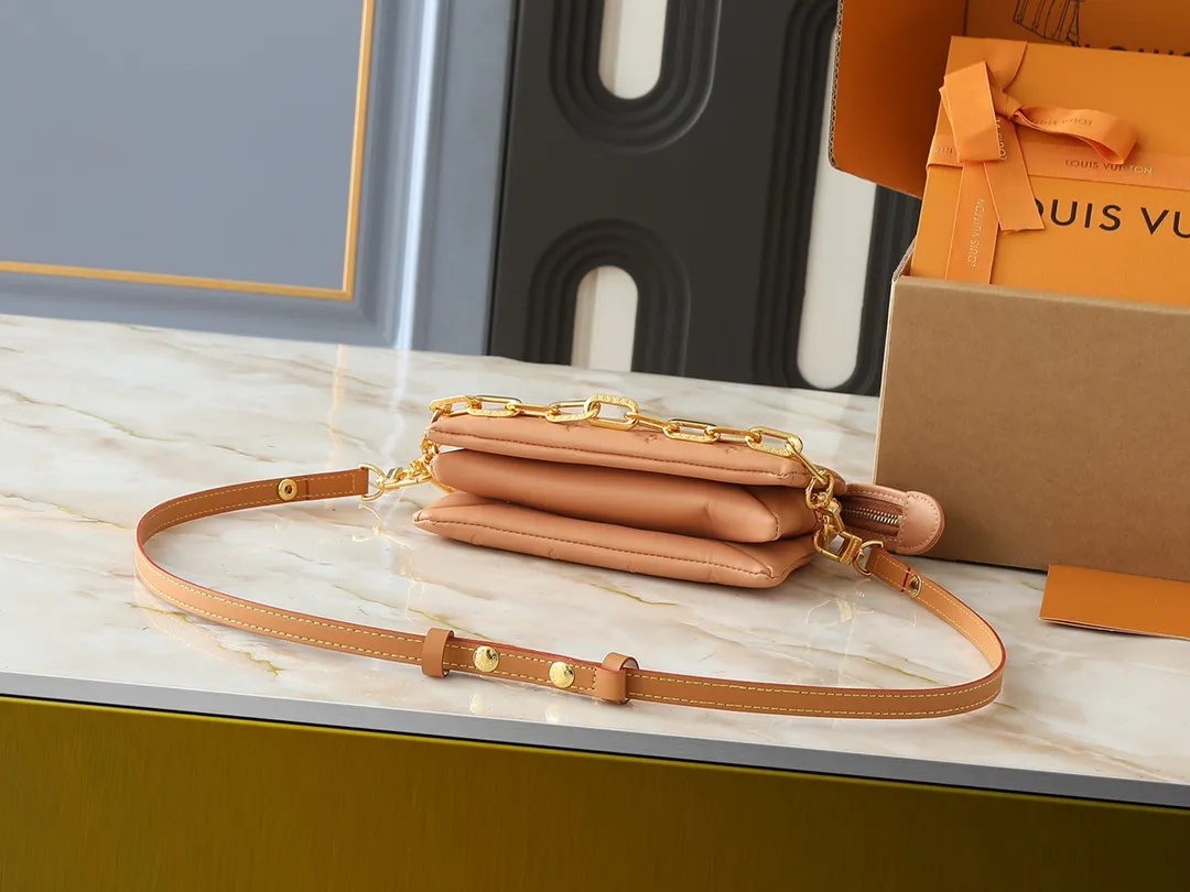 💰240💰Upgraded from the original M59598 M59389 M59396 M13233 M21259 M25218 M20770 M11401 This Coussin BB handbag is made of soft sheep leather with an embossed Monogram pattern. It has an inner compartment in a compact silhouette, making it an elegant choice for both day and night. Both the chunky chain and slim leather strap are removable, allowing for a variety of styling possibilities. Dimensions: 21.0 x 16.0 x 7.0 cm (length x height x width)