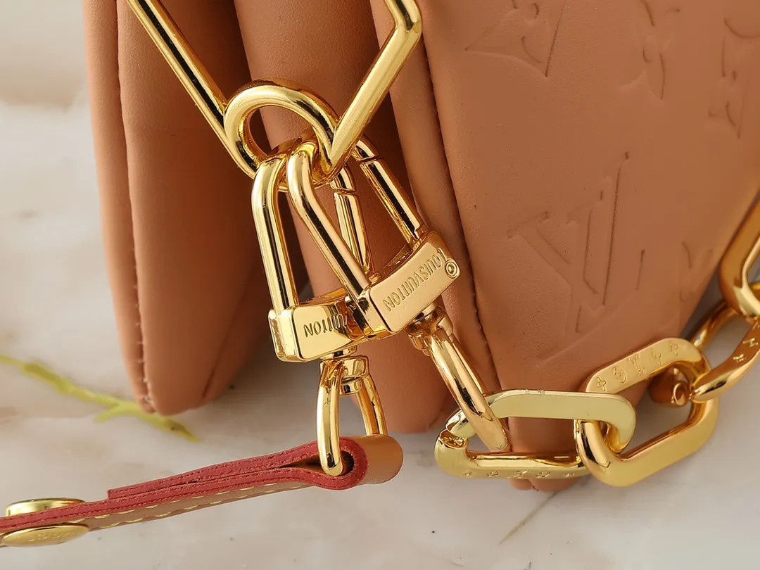 💰240💰Upgraded from the original M59598 M59389 M59396 M13233 M21259 M25218 M20770 M11401 This Coussin BB handbag is made of soft sheep leather with an embossed Monogram pattern. It has an inner compartment in a compact silhouette, making it an elegant choice for both day and night. Both the chunky chain and slim leather strap are removable, allowing for a variety of styling possibilities. Dimensions: 21.0 x 16.0 x 7.0 cm (length x height x width)