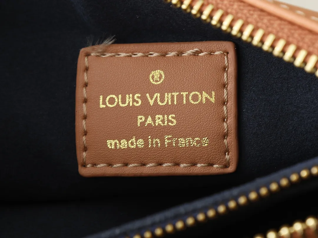 💰240💰Upgraded from the original M59598 M59389 M59396 M13233 M21259 M25218 M20770 M11401 This Coussin BB handbag is made of soft sheep leather with an embossed Monogram pattern. It has an inner compartment in a compact silhouette, making it an elegant choice for both day and night. Both the chunky chain and slim leather strap are removable, allowing for a variety of styling possibilities. Dimensions: 21.0 x 16.0 x 7.0 cm (length x height x width)