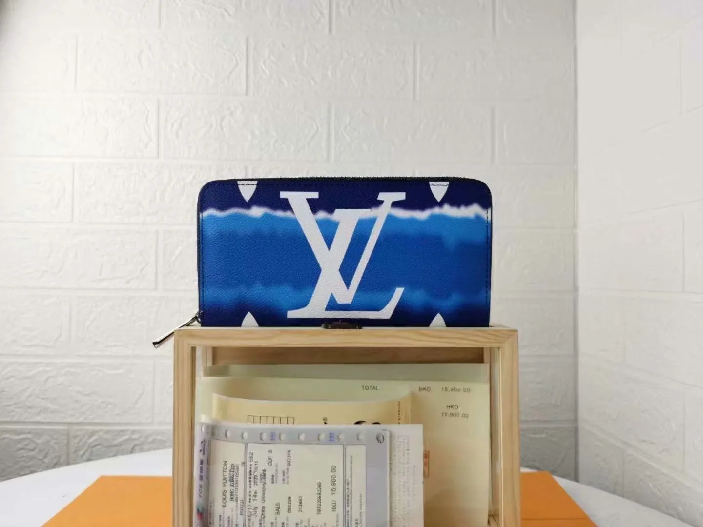 P130M69110 LV ESCALE ZIPPY WALLET Louis Vuitton’s classic Zippy wallet gets a new look in the LV Escale leather goods and accessories collection for the summer of 2020. The tie-dye effect of Monogram Giant canvas conveys the beauty of traditional Japanese tie-dyeing technology, and the zipper design securely protects pockets, compartments and card slots. Detailed features, 19.5x 10.5x 2.5 cm (LxHxW) Monogram coated canvas Cowhide lining Metal hardware, zipper closure, large accordion compartment, open bill compartment, zippered coin pocket, internal patch pocket, card slot.