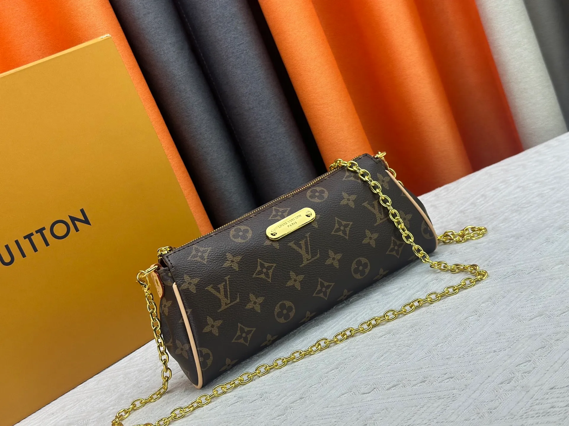 P230 upgraded version [Pochette Eva Handbag] M13567 Presbyopia/Chain This model is made of branded Monogram canvas with contrasting leather trim, conveying elegance with unique touches. The Louis Vuitton-engraved logo plate and detachable chain complement each other, and the shape is ideal for storing daily necessities such as a short wallet and cosmetics.  Dimensions: 27 x 11 x 5 cm