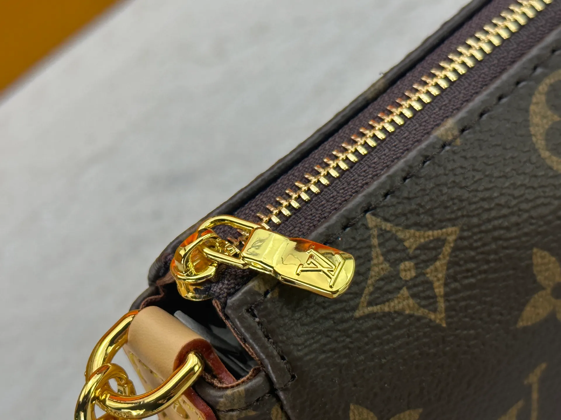 P230 upgraded version [Pochette Eva Handbag] M13567 Presbyopia/Chain This model is made of branded Monogram canvas with contrasting leather trim, conveying elegance with unique touches. The Louis Vuitton-engraved logo plate and detachable chain complement each other, and the shape is ideal for storing daily necessities such as a short wallet and cosmetics.  Dimensions: 27 x 11 x 5 cm