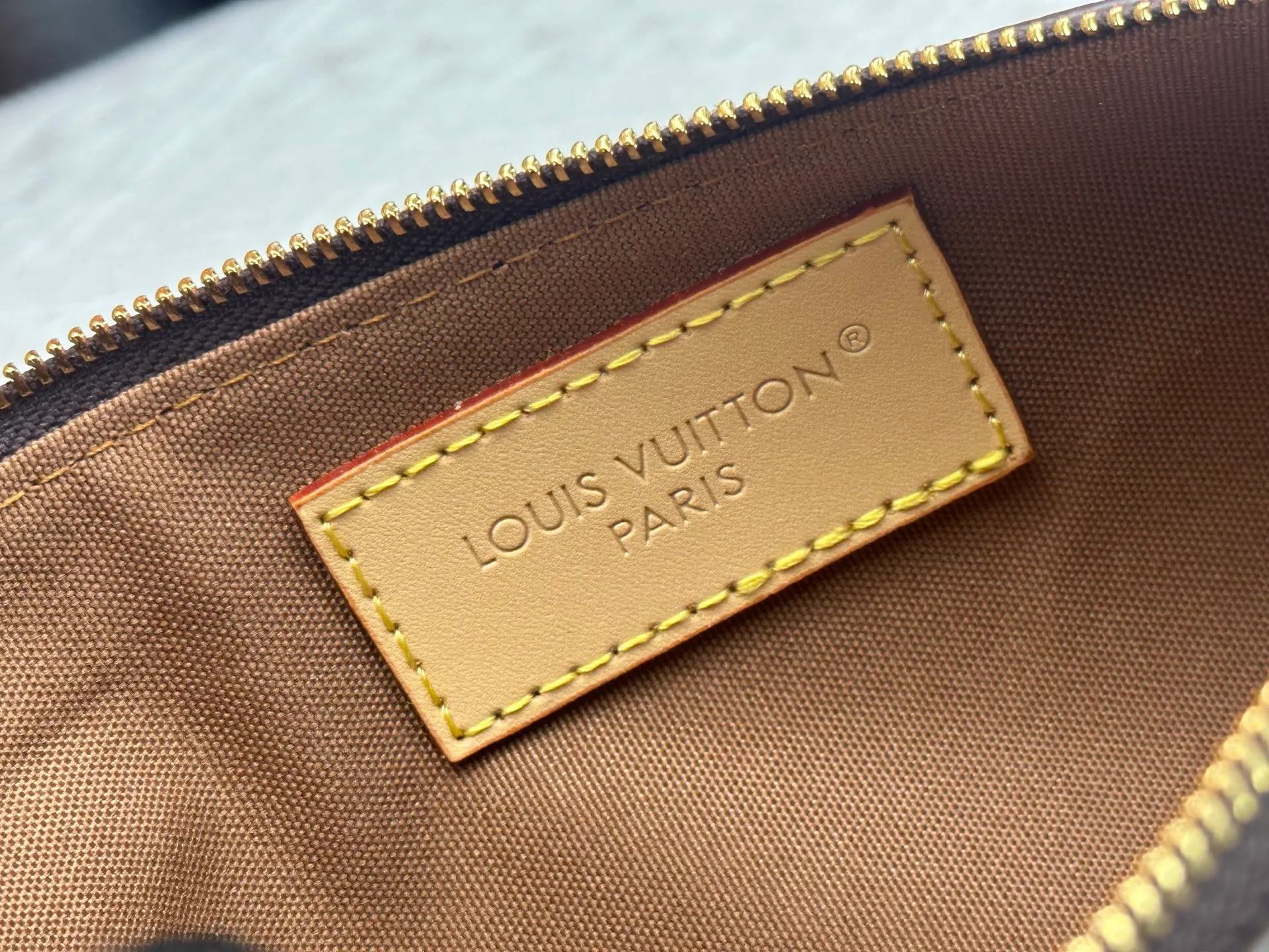 P230 upgraded version [Pochette Eva Handbag] M13567 Presbyopia/Chain This model is made of branded Monogram canvas with contrasting leather trim, conveying elegance with unique touches. The Louis Vuitton-engraved logo plate and detachable chain complement each other, and the shape is ideal for storing daily necessities such as a short wallet and cosmetics.  Dimensions: 27 x 11 x 5 cm