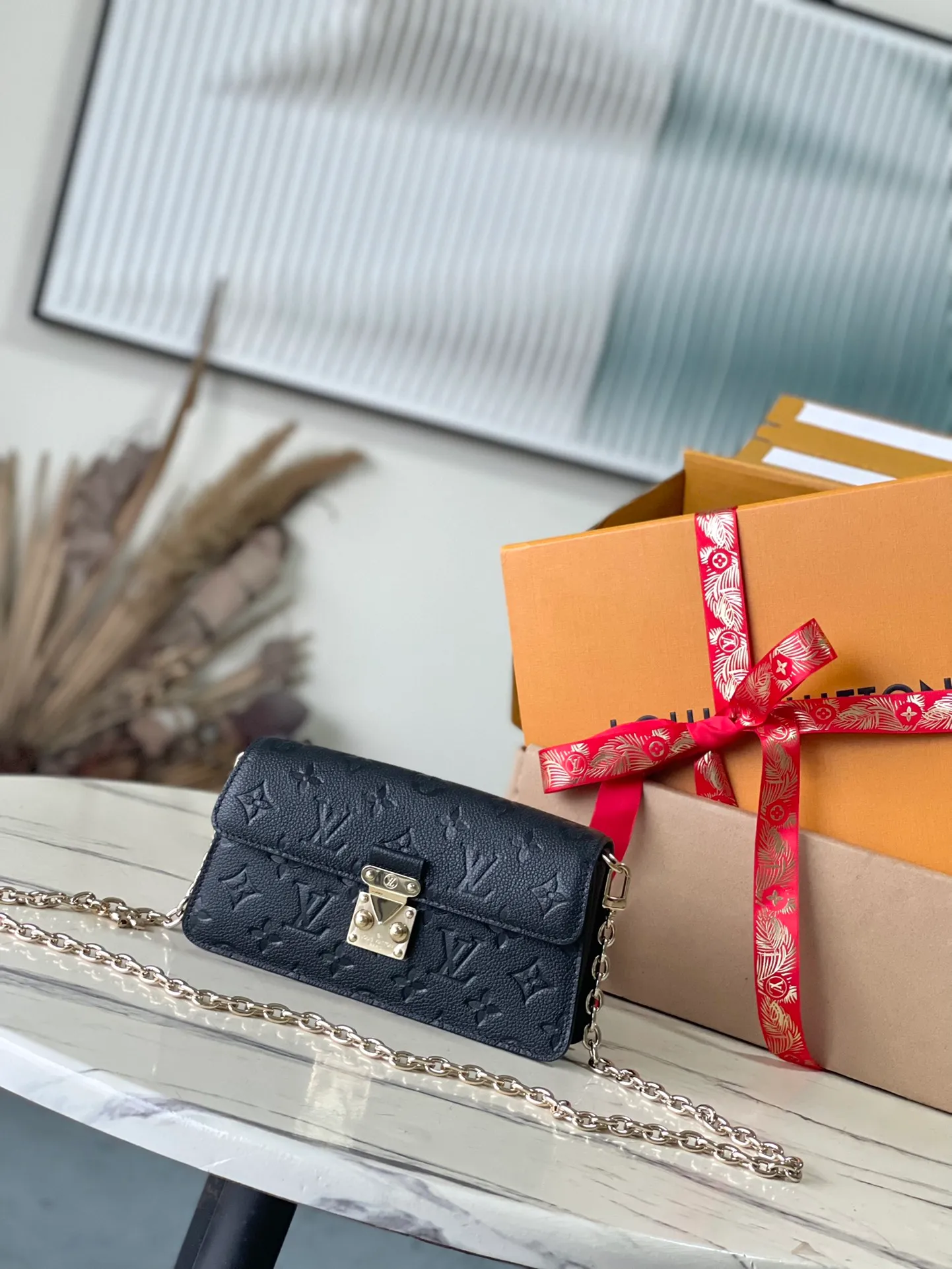 💰960 (top layer leather) top original order M82671 black Wallet On Chain Metis handbag is made of grained Monogram Empreinte leather with the brand's Monogram pattern embossed on it. It has a distinctive appearance with a trapezoidal design and the front flap is fixed with an S-lock, which is inherited from classic suitcases. Detachable chain allows for cross-body wear. Dimensions: 19 × 11 × 5.5 cm