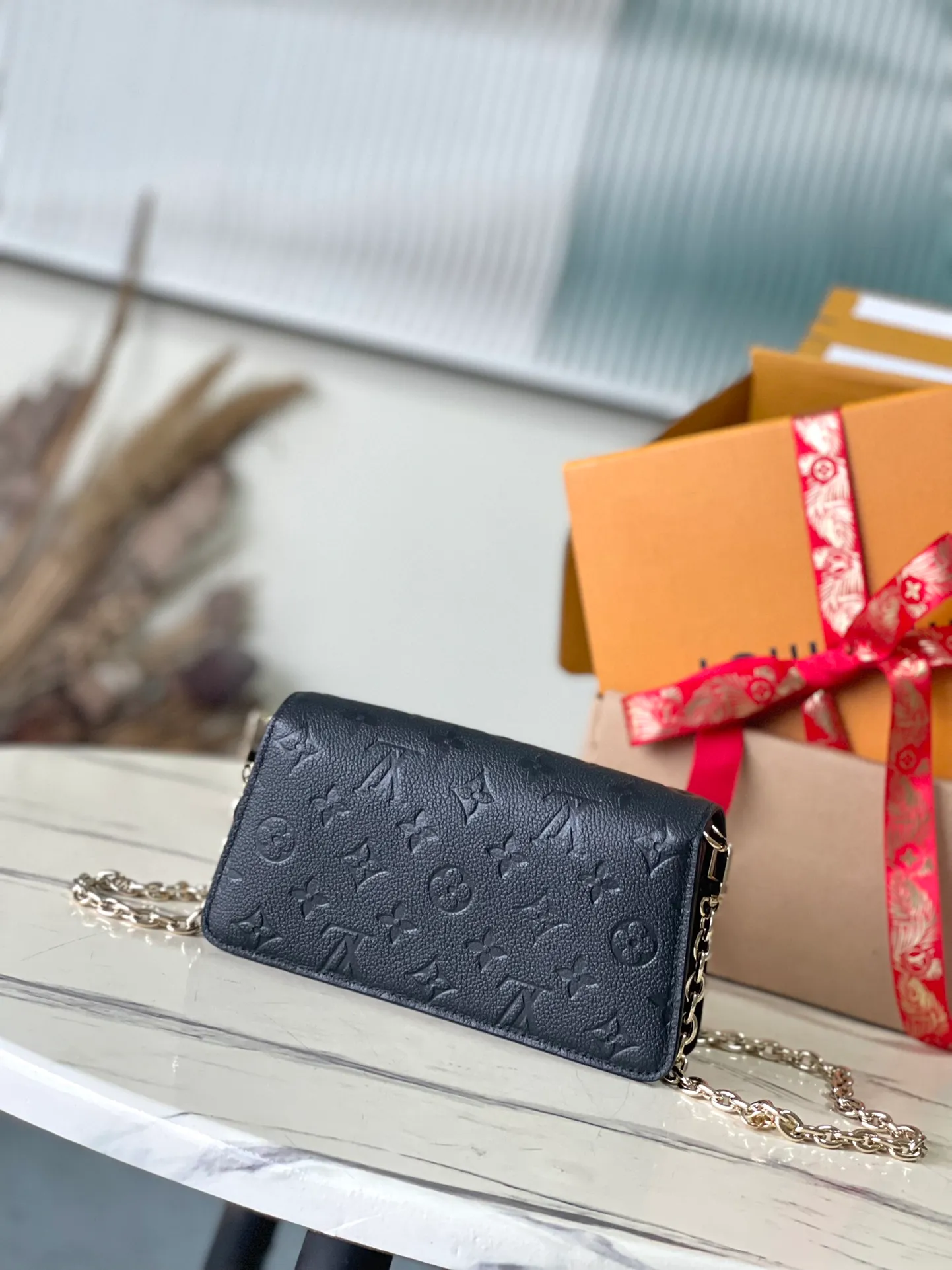 💰960 (top layer leather) top original order M82671 black Wallet On Chain Metis handbag is made of grained Monogram Empreinte leather with the brand's Monogram pattern embossed on it. It has a distinctive appearance with a trapezoidal design and the front flap is fixed with an S-lock, which is inherited from classic suitcases. Detachable chain allows for cross-body wear. Dimensions: 19 × 11 × 5.5 cm