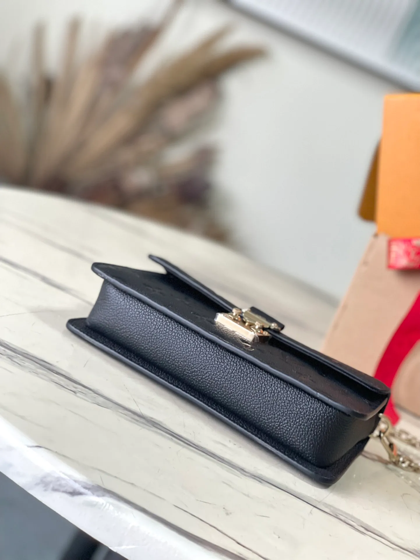 💰960 (top layer leather) top original order M82671 black Wallet On Chain Metis handbag is made of grained Monogram Empreinte leather with the brand's Monogram pattern embossed on it. It has a distinctive appearance with a trapezoidal design and the front flap is fixed with an S-lock, which is inherited from classic suitcases. Detachable chain allows for cross-body wear. Dimensions: 19 × 11 × 5.5 cm