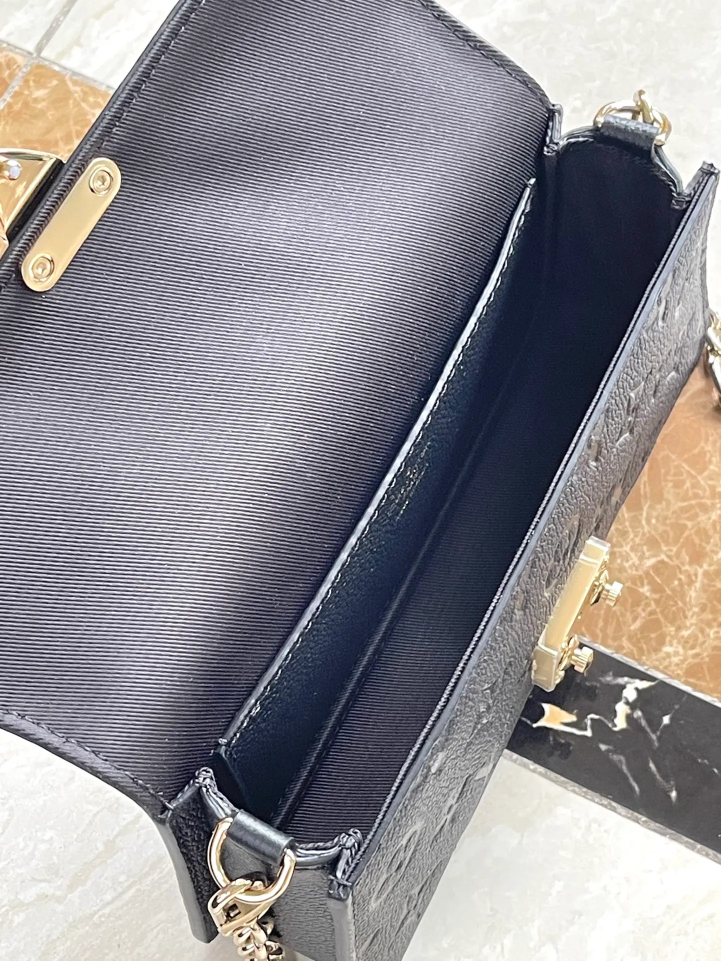 💰960 (top layer leather) top original order M82671 black Wallet On Chain Metis handbag is made of grained Monogram Empreinte leather with the brand's Monogram pattern embossed on it. It has a distinctive appearance with a trapezoidal design and the front flap is fixed with an S-lock, which is inherited from classic suitcases. Detachable chain allows for cross-body wear. Dimensions: 19 × 11 × 5.5 cm