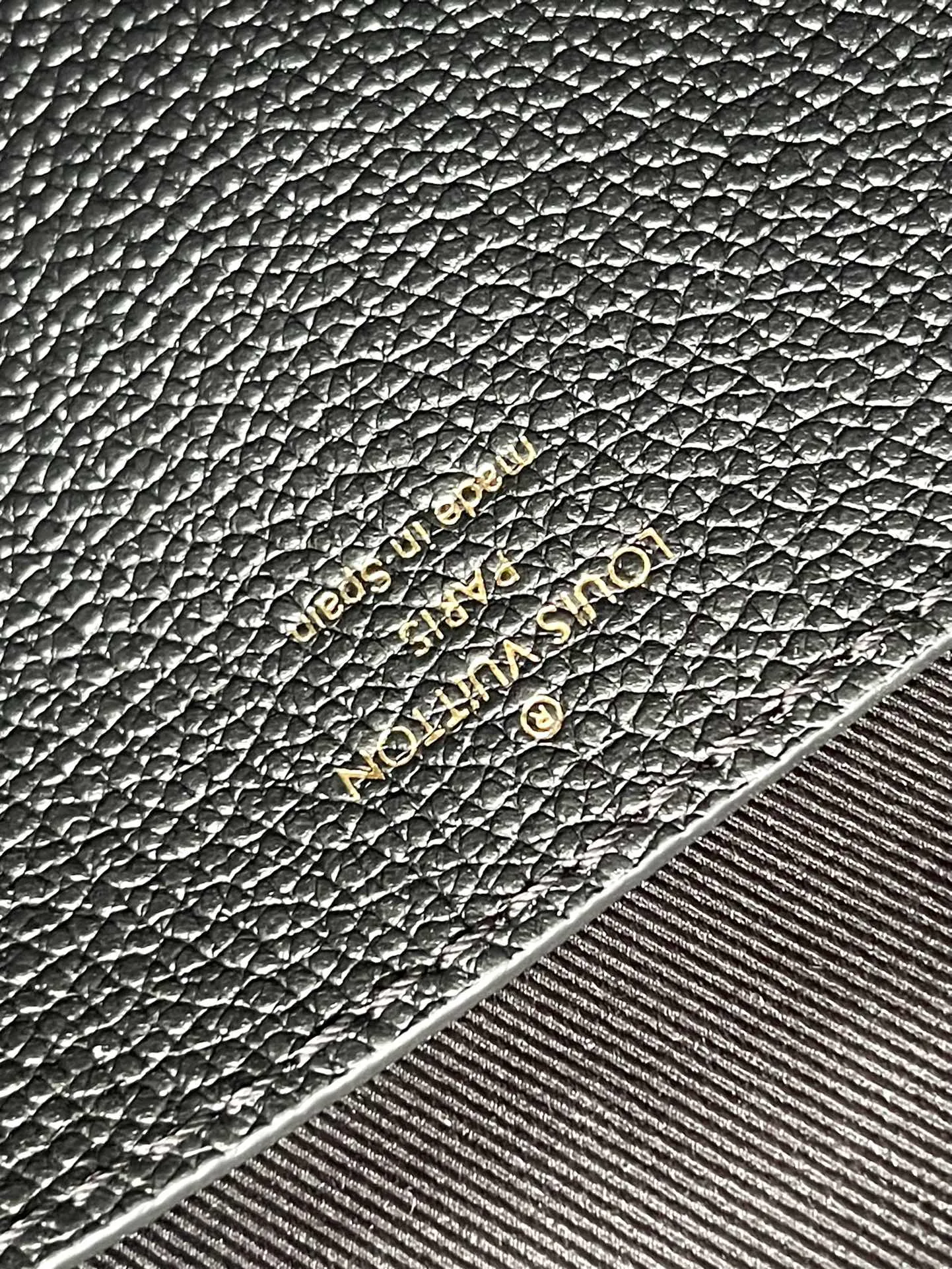 💰960 (top layer leather) top original order M82671 black Wallet On Chain Metis handbag is made of grained Monogram Empreinte leather with the brand's Monogram pattern embossed on it. It has a distinctive appearance with a trapezoidal design and the front flap is fixed with an S-lock, which is inherited from classic suitcases. Detachable chain allows for cross-body wear. Dimensions: 19 × 11 × 5.5 cm