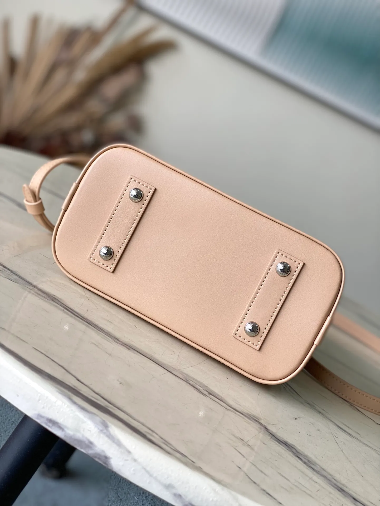 💰1180 (top layer leather) top quality original order M24153 apricot. This Alma BB handbag is made of rhombus sheepskin with bright diamond-shaped studs, which cleverly pays homage to the stitched interior design of the brand's hard luggage. Silver-pressed leather handles and removable and adjustable shoulder strap allow for comfortable carrying. Dimensions: 23.5 × 17.5 × 11.5 cm