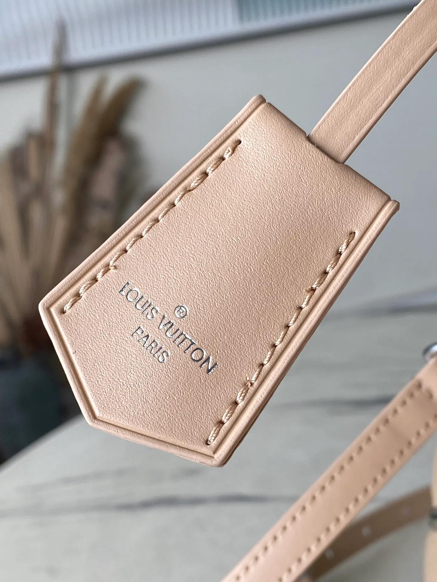 💰1180 (top layer leather) top quality original order M24153 apricot. This Alma BB handbag is made of rhombus sheepskin with bright diamond-shaped studs, which cleverly pays homage to the stitched interior design of the brand's hard luggage. Silver-pressed leather handles and removable and adjustable shoulder strap allow for comfortable carrying. Dimensions: 23.5 × 17.5 × 11.5 cm