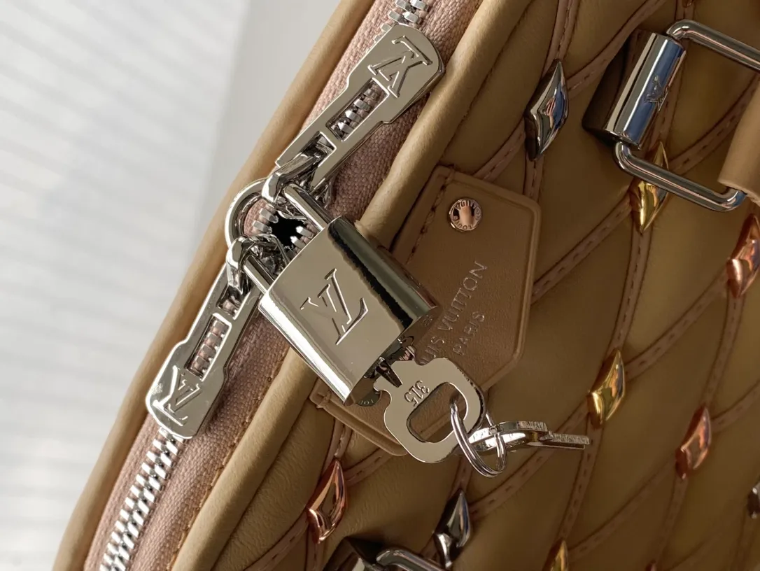 💰1180 (top layer leather) top quality original order M24153 apricot. This Alma BB handbag is made of rhombus sheepskin with bright diamond-shaped studs, which cleverly pays homage to the stitched interior design of the brand's hard luggage. Silver-pressed leather handles and removable and adjustable shoulder strap allow for comfortable carrying. Dimensions: 23.5 × 17.5 × 11.5 cm