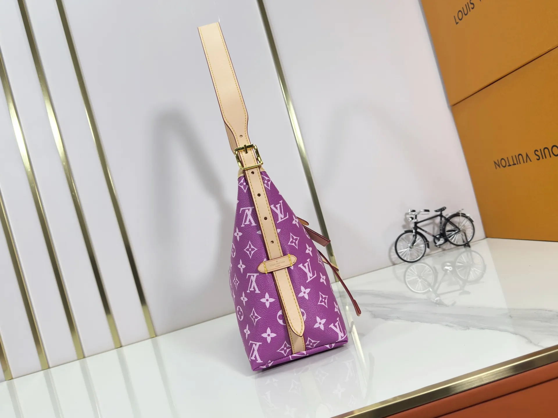 P280 upgraded original M24861 M25143 M46203 M46197 Colorful, legendary CarryAll medium handbag, with Monogram canvas and leather trimming to create a body-fitting design. There's a zipped pocket inside the ample space, and a detachable zipped clutch adds a functional element, with a buckle-adjustable handle. Small size: 29 x 24 x 12 cm,