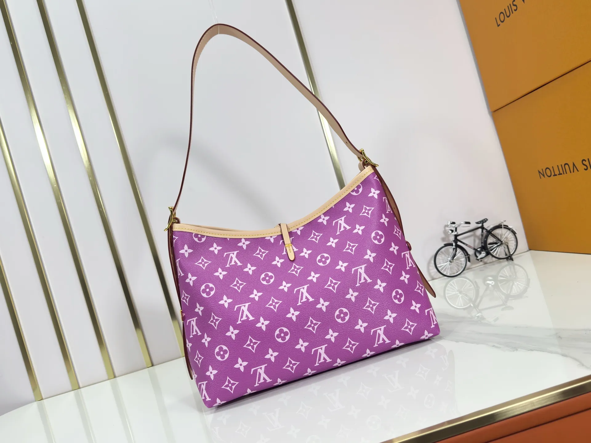 P280 upgraded original M24861 M25143 M46203 M46197 Colorful, legendary CarryAll medium handbag, with Monogram canvas and leather trimming to create a body-fitting design. There's a zipped pocket inside the ample space, and a detachable zipped clutch adds a functional element, with a buckle-adjustable handle. Small size: 29 x 24 x 12 cm,