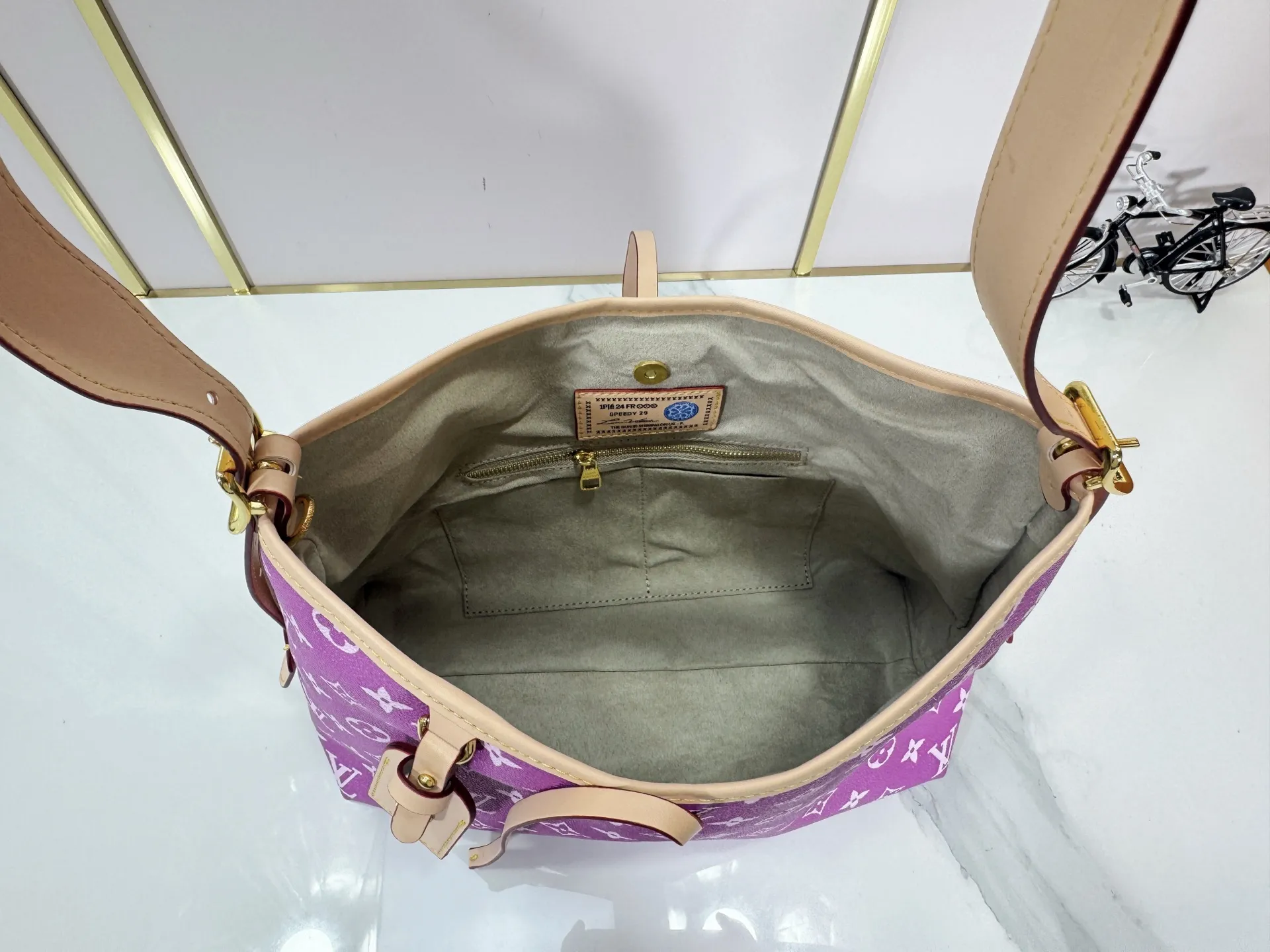 P280 upgraded original M24861 M25143 M46203 M46197 Colorful, legendary CarryAll medium handbag, with Monogram canvas and leather trimming to create a body-fitting design. There's a zipped pocket inside the ample space, and a detachable zipped clutch adds a functional element, with a buckle-adjustable handle. Small size: 29 x 24 x 12 cm,
