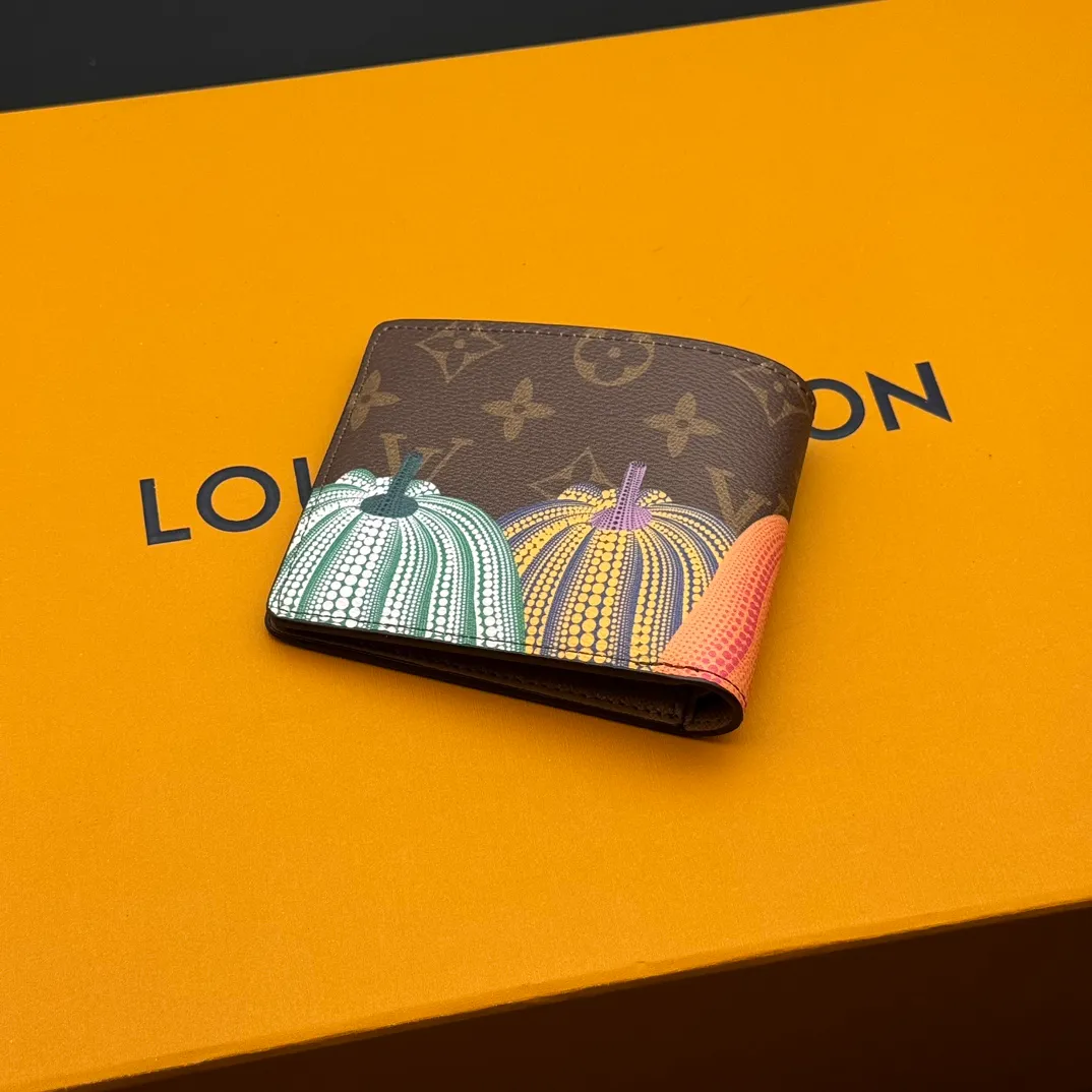 💰110 💎Top Original 🇫🇷 (Pumpkin Series) Short Clip# This LV #YK pocket wallet is from the Louis Vuitton x Yayoi Kusama collaboration series. It depicts colorful pumpkin patterns on the Monogram Eclipse Reverse canvas, reproducing the symbol of warmth and comfort in the eyes of this well-known Japanese artist, and injecting artistic essence into functional design. Detailed Features Model: M60895 Pumpkin Dimensions: 11.5x 9.5x 1 cm Monogram Eclipse Reverse coated canvas with colorful pumpkin pattern LV x YK logo on the interior Card compartment Internal pocket External patch pocket