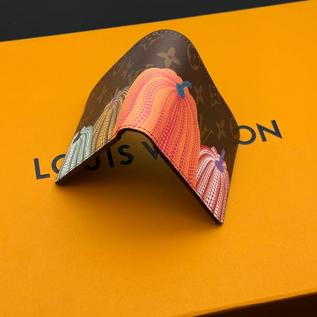 💰110 💎Top Original 🇫🇷 (Pumpkin Series) Short Clip# This LV #YK pocket wallet is from the Louis Vuitton x Yayoi Kusama collaboration series. It depicts colorful pumpkin patterns on the Monogram Eclipse Reverse canvas, reproducing the symbol of warmth and comfort in the eyes of this well-known Japanese artist, and injecting artistic essence into functional design. Detailed Features Model: M60895 Pumpkin Dimensions: 11.5x 9.5x 1 cm Monogram Eclipse Reverse coated canvas with colorful pumpkin pattern LV x YK logo on the interior Card compartment Internal pocket External patch pocket