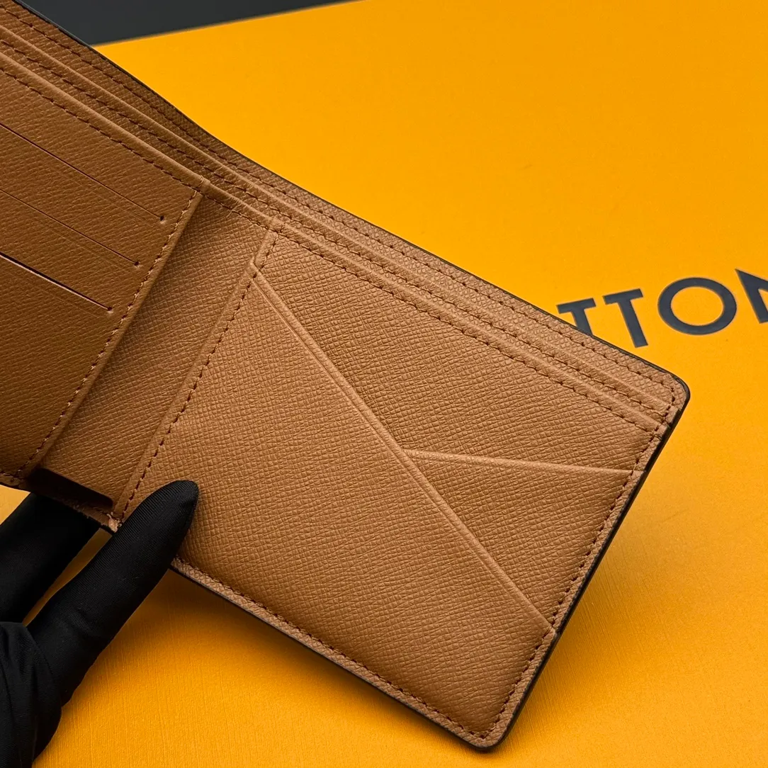 💰110 💎Top Original 🇫🇷 (Pumpkin Series) Short Clip# This LV #YK pocket wallet is from the Louis Vuitton x Yayoi Kusama collaboration series. It depicts colorful pumpkin patterns on the Monogram Eclipse Reverse canvas, reproducing the symbol of warmth and comfort in the eyes of this well-known Japanese artist, and injecting artistic essence into functional design. Detailed Features Model: M60895 Pumpkin Dimensions: 11.5x 9.5x 1 cm Monogram Eclipse Reverse coated canvas with colorful pumpkin pattern LV x YK logo on the interior Card compartment Internal pocket External patch pocket