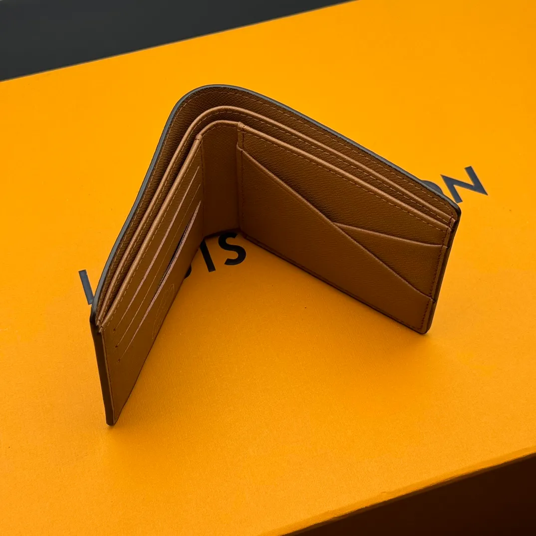 💰110 💎Top Original 🇫🇷 (Pumpkin Series) Short Clip# This LV #YK pocket wallet is from the Louis Vuitton x Yayoi Kusama collaboration series. It depicts colorful pumpkin patterns on the Monogram Eclipse Reverse canvas, reproducing the symbol of warmth and comfort in the eyes of this well-known Japanese artist, and injecting artistic essence into functional design. Detailed Features Model: M60895 Pumpkin Dimensions: 11.5x 9.5x 1 cm Monogram Eclipse Reverse coated canvas with colorful pumpkin pattern LV x YK logo on the interior Card compartment Internal pocket External patch pocket