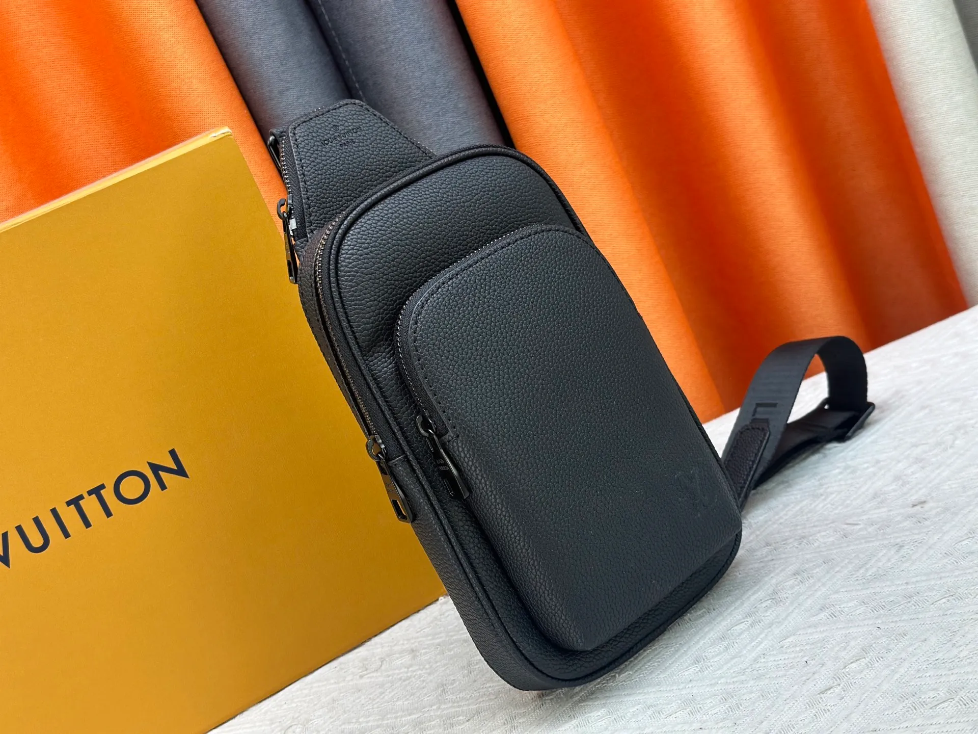 P240 M15255 M15269 M26419 M11703 M47137 M46344 Pebbled leather "Avenue Sling Bag PM" with excellent durability and flexibility. The LV initials of the "LV Aerogram" series are embossed. Main compartment, zippered front pocket, small triangular zippered pocket design. Can be worn from either shoulder with the adjustable strap. Dimensions are 16 x 33 x 5.7 cm. (length x height x width)