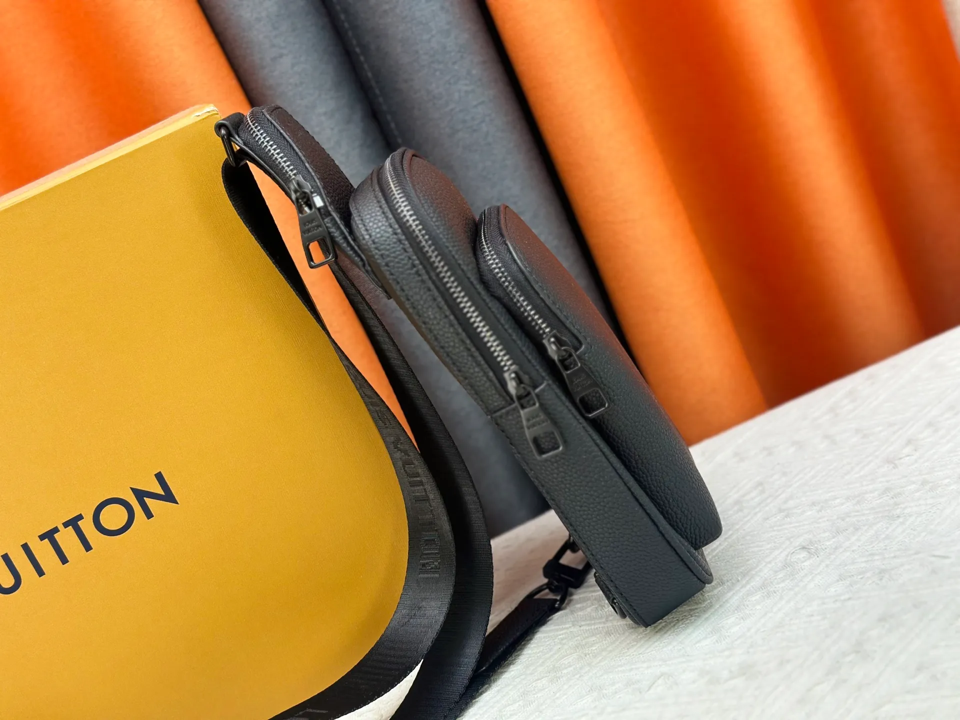 P240 M15255 M15269 M26419 M11703 M47137 M46344 Pebbled leather "Avenue Sling Bag PM" with excellent durability and flexibility. The LV initials of the "LV Aerogram" series are embossed. Main compartment, zippered front pocket, small triangular zippered pocket design. Can be worn from either shoulder with the adjustable strap. Dimensions are 16 x 33 x 5.7 cm. (length x height x width)