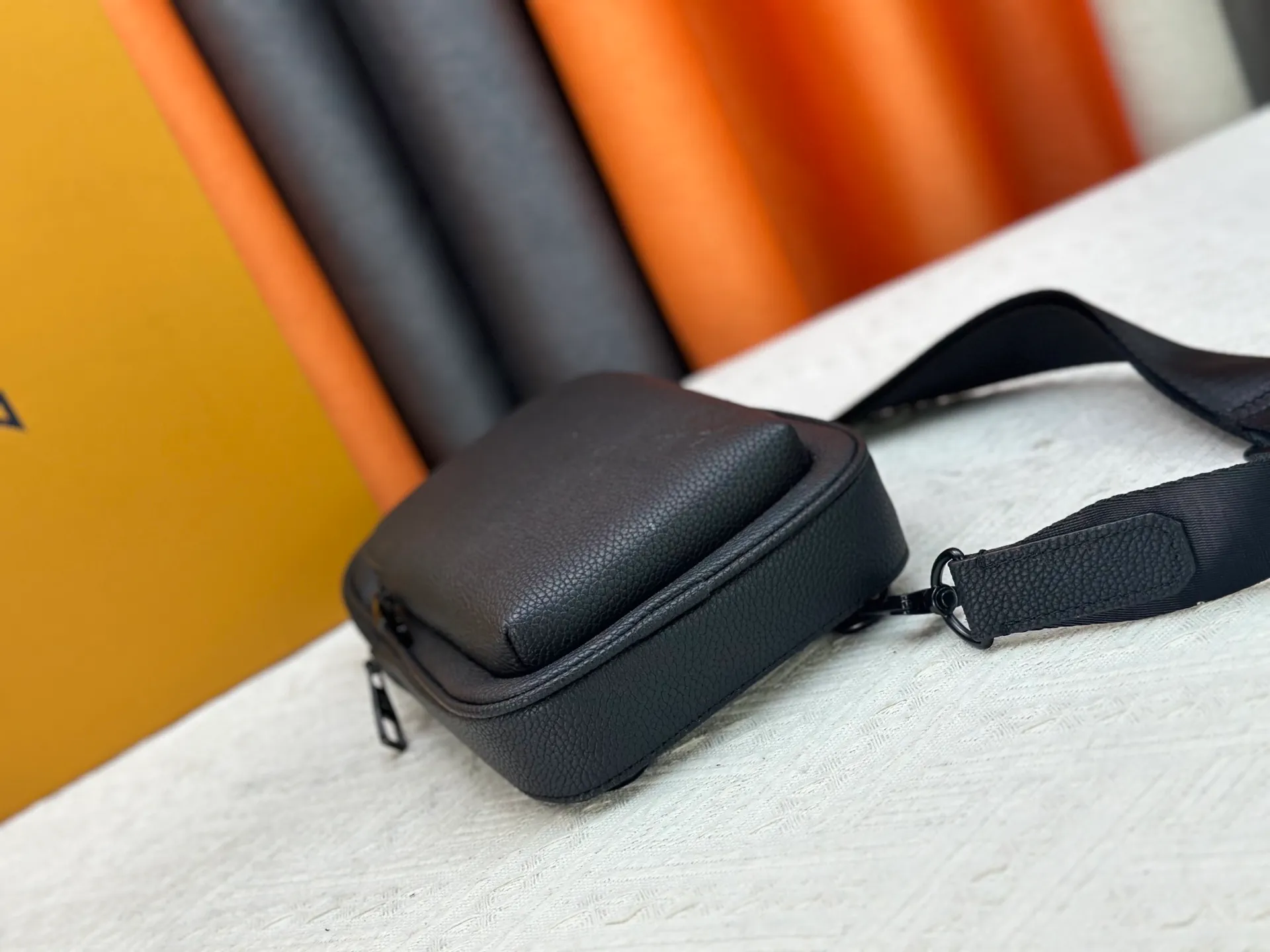 P240 M15255 M15269 M26419 M11703 M47137 M46344 Pebbled leather "Avenue Sling Bag PM" with excellent durability and flexibility. The LV initials of the "LV Aerogram" series are embossed. Main compartment, zippered front pocket, small triangular zippered pocket design. Can be worn from either shoulder with the adjustable strap. Dimensions are 16 x 33 x 5.7 cm. (length x height x width)