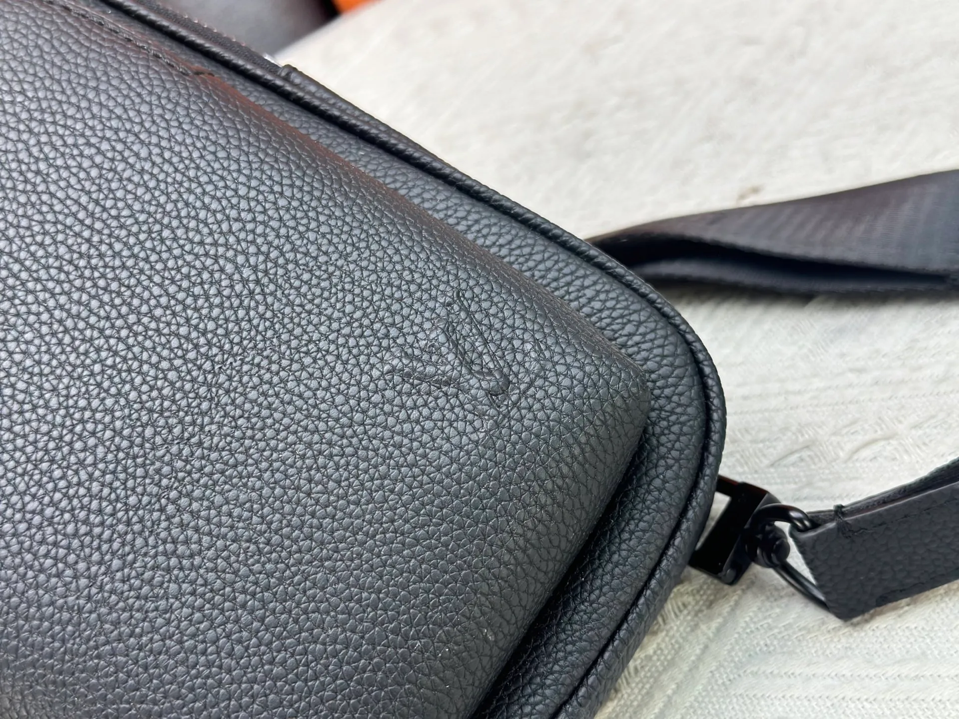 P240 M15255 M15269 M26419 M11703 M47137 M46344 Pebbled leather "Avenue Sling Bag PM" with excellent durability and flexibility. The LV initials of the "LV Aerogram" series are embossed. Main compartment, zippered front pocket, small triangular zippered pocket design. Can be worn from either shoulder with the adjustable strap. Dimensions are 16 x 33 x 5.7 cm. (length x height x width)