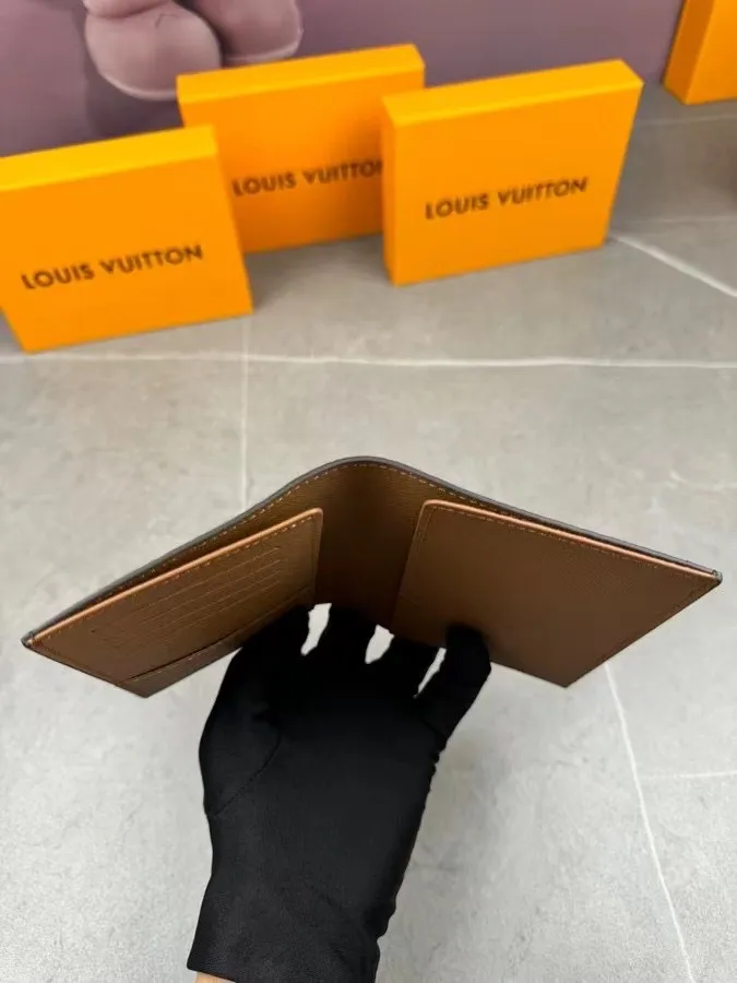 P100💰 M64502! The perfect companion for traveling in style. Lined with luxurious grained calfskin and featuring a multi-compartment interior, this is a classic travel accessory. The image of a giraffe carrying a gorgeous Louis Vuitton handbag and making a shopping spree transforms this elegant passport holder into the embodiment of cuteness. 10.0 x 14.0 x 2.5 cm (length x height x width).