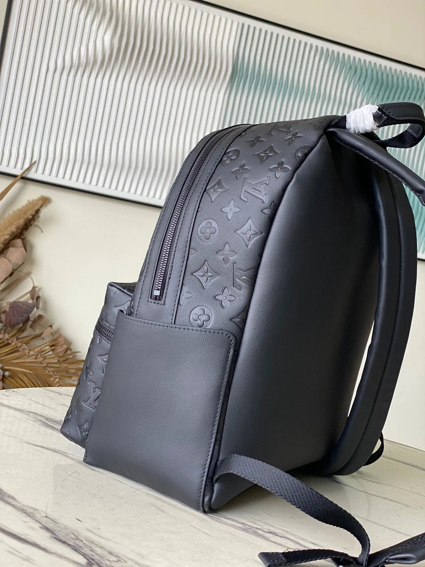 💰1140 (top layer leather) top original M46553 full leather This Discovery backpack is made of Monogram embossed cow leather to create a soft and close-fitting structure, supplemented by the calm atmosphere of metal parts. The outer bag makes it easy to access and store accompanying items, while the inner bag allows for orderly storage. Dimensions: 29 x 38 x 20 cm