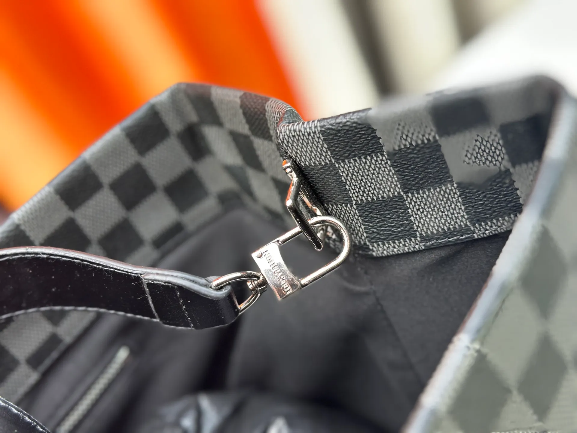 P300 M24457 Black Check Presbyopia Plaid Purple Grass Green Pink Black Orange Blue Green Gray Presbyopia Plaid Black Crocodile Pattern Orange Crocodile Pattern 13 Colors ✔️ This Shopper medium handbag draws inspiration from Louis Vuitton shopping bags, with the words Louis Vuitton and Maison Fondée En 1854 written on soft cow leather, with top handles and detachable shoulder straps. Dimensions: 42x34x16cm