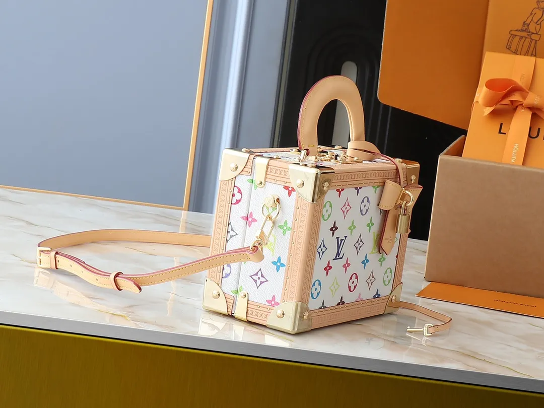 💰680💰Top original 🔥Dynamic chip Double-sided color-changing leather🔥M13125 M45675 Louis Vuitton x Murakami series is limited to one unit per product and per customer, which guarantees its exclusivity. The Petite Valise bag, original and sophisticated, pays homage to Maison's iconic luggage with a scaled-down design. Modern rectangular model features elegant natural leather upholstery, shiny gold metal pieces, leather top handles and S-Lock closure. Inspired by the flourishing world of Japanese artist Takashi Murakami, the iconic Monogram pattern is reinterpreted in bold hues of the rainbow, with the leather lining in an intense pink hue. Dimensions: 22.5 x 17.5 x 11 cm