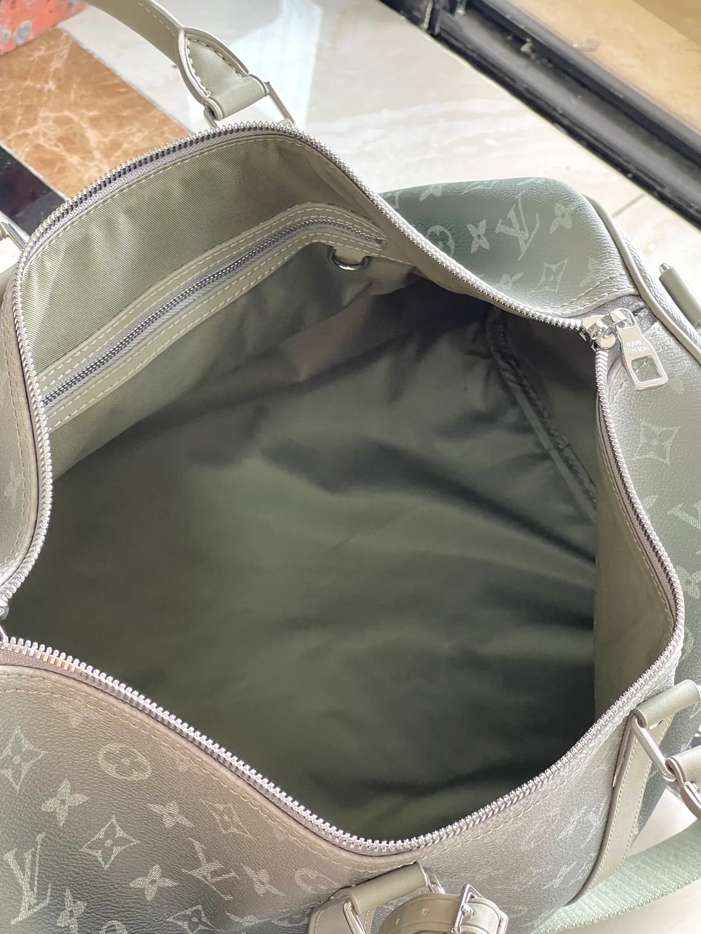 💰1280 Top Original Order M11718 This Keepall Bandouliere 45 travel bag is made of Monogram Gradient coated canvas, with the full-width Monogram pattern gradually dissipating to create an eye-catching style, complementing iconic elements such as side straps and rolled leather handles. The wide, removable and adjustable shoulder strap allows for shoulder or cross-body wear. Dimensions: 45 × 27 × 20 cm