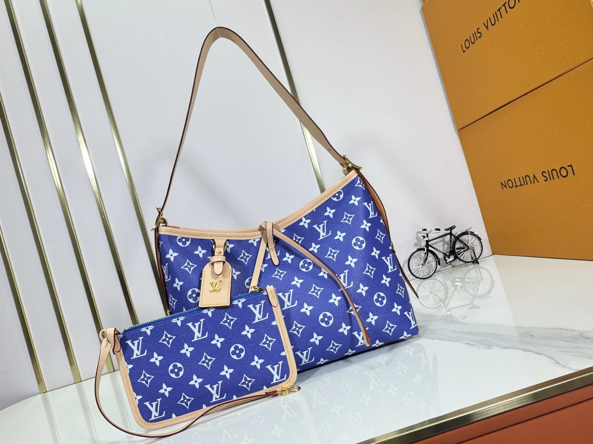 P280 upgraded original M24861 M25143 M46203 M46197 Colorful, legendary CarryAll medium handbag, with Monogram canvas and leather trimming to create a body-fitting design. There's a zipped pocket inside the ample space, and a detachable zipped clutch adds a functional element, with a buckle-adjustable handle. Small size: 29 x 24 x 12 cm