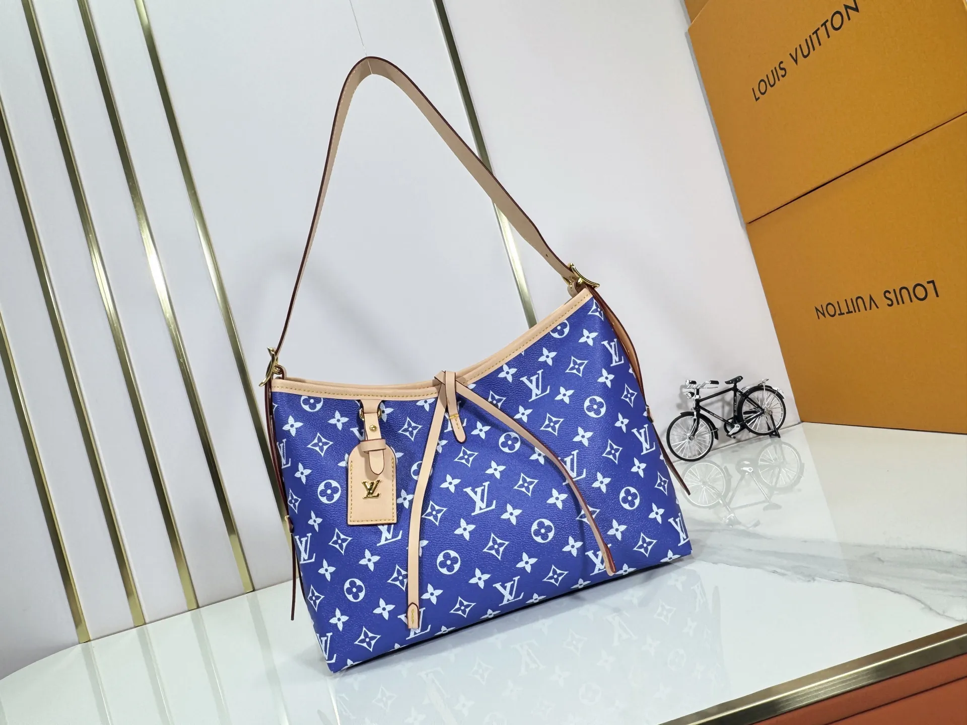 P280 upgraded original M24861 M25143 M46203 M46197 Colorful, legendary CarryAll medium handbag, with Monogram canvas and leather trimming to create a body-fitting design. There's a zipped pocket inside the ample space, and a detachable zipped clutch adds a functional element, with a buckle-adjustable handle. Small size: 29 x 24 x 12 cm