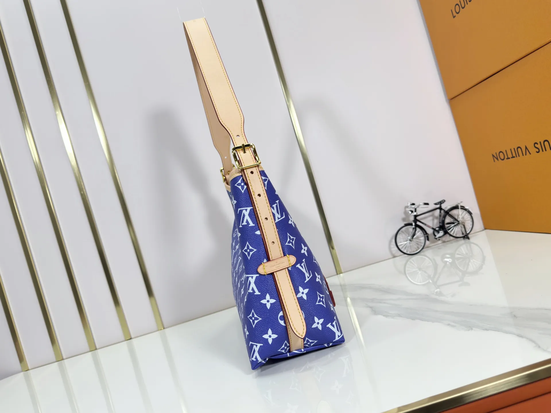 P280 upgraded original M24861 M25143 M46203 M46197 Colorful, legendary CarryAll medium handbag, with Monogram canvas and leather trimming to create a body-fitting design. There's a zipped pocket inside the ample space, and a detachable zipped clutch adds a functional element, with a buckle-adjustable handle. Small size: 29 x 24 x 12 cm