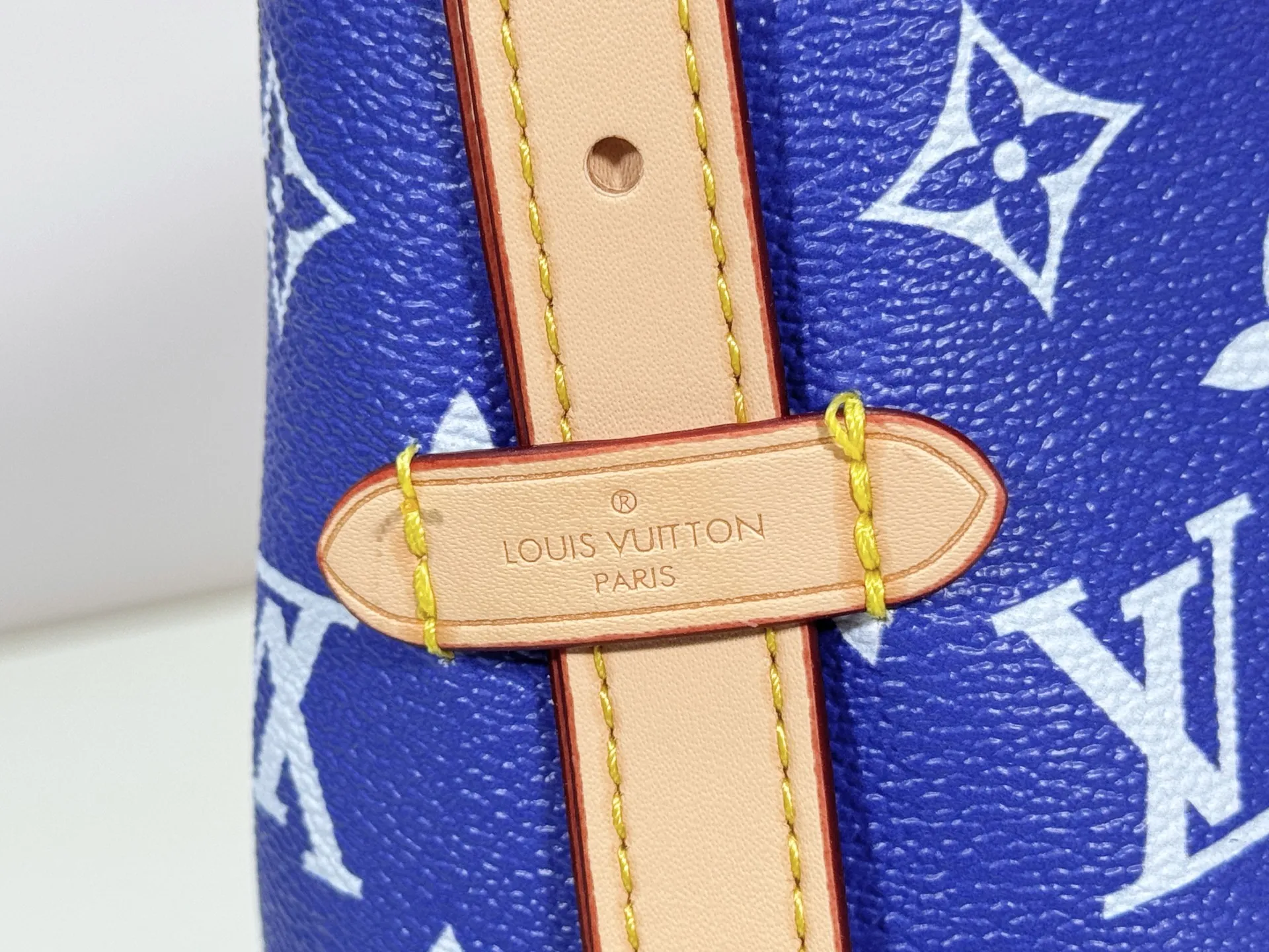 P280 upgraded original M24861 M25143 M46203 M46197 Colorful, legendary CarryAll medium handbag, with Monogram canvas and leather trimming to create a body-fitting design. There's a zipped pocket inside the ample space, and a detachable zipped clutch adds a functional element, with a buckle-adjustable handle. Small size: 29 x 24 x 12 cm