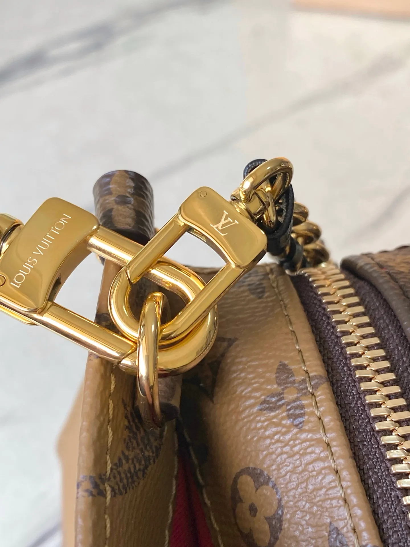 💰940 Top Original Order M14236 This OnTheGo East West handbag uses coated canvas to present the Monogram Giant element, which is combined with the Monogram Reverse coated canvas trim and bright metal parts to create an elegant style. The top handle, detachable chain and removable and adjustable shoulder strap allow for a variety of carrying options, while multiple compartments and pockets keep valuables organized. Dimensions: 25 × 13 × 10cm