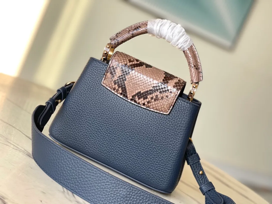💰1940 (Special Grade Original Leather) N99387/M80421 Dark Blue Snake Shoulder This Capucines mini handbag is exquisitely constructed with full-grain Taurillon leather. It is equipped with a top handle, two flaps and a logo outlined in glossy python leather, making it a gorgeous choice for both day and night. The detachable wide shoulder strap allows for an avant-garde look when worn on the shoulder or crossbody. Size: 21 *14 *8cm