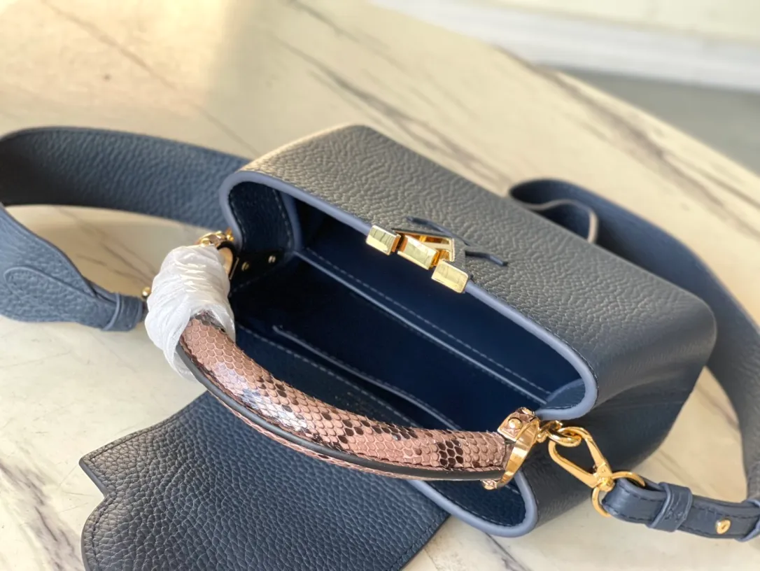 💰1940 (Special Grade Original Leather) N99387/M80421 Dark Blue Snake Shoulder This Capucines mini handbag is exquisitely constructed with full-grain Taurillon leather. It is equipped with a top handle, two flaps and a logo outlined in glossy python leather, making it a gorgeous choice for both day and night. The detachable wide shoulder strap allows for an avant-garde look when worn on the shoulder or crossbody. Size: 21 *14 *8cm