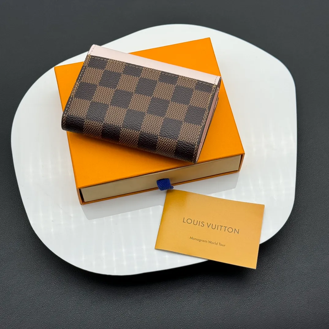 💰130 💎Upgraded original version🇫🇷 ZOÉ Wallet The Zoé wallet combines Damier Azur canvas and pastel leather to outline an envelope-like structure. The flip cover is decorated with gold Louis Vuitton snaps to welcome the coolness of summer. The compact design hides ample space, making it easy to store coins, banknotes and bank cards. It can also be placed in a pocket, handbag or clutch. Model: M60168 Dimensions: 9.5 x 7.5 x 3.0 cm (length x height x width).