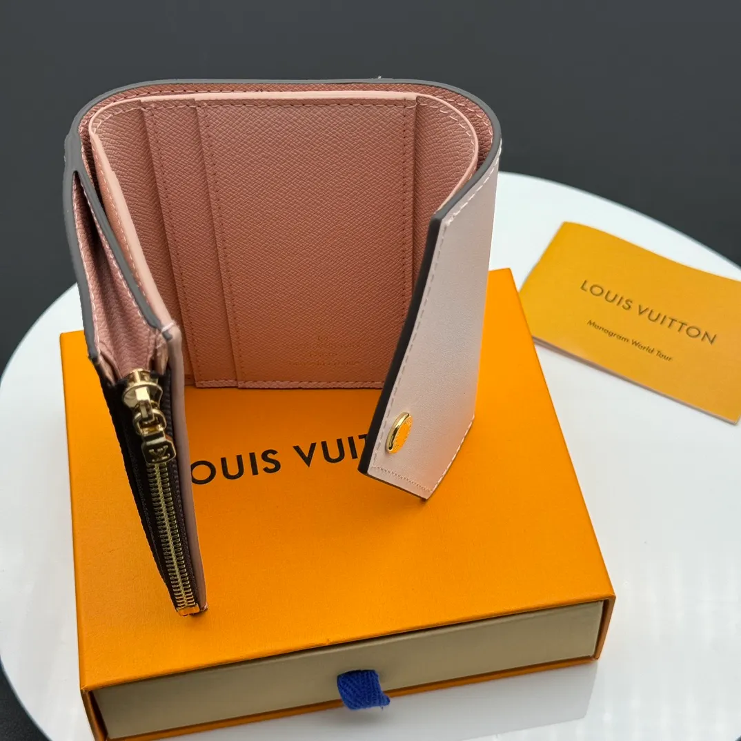 💰130 💎Upgraded original version🇫🇷 ZOÉ Wallet The Zoé wallet combines Damier Azur canvas and pastel leather to outline an envelope-like structure. The flip cover is decorated with gold Louis Vuitton snaps to welcome the coolness of summer. The compact design hides ample space, making it easy to store coins, banknotes and bank cards. It can also be placed in a pocket, handbag or clutch. Model: M60168 Dimensions: 9.5 x 7.5 x 3.0 cm (length x height x width).