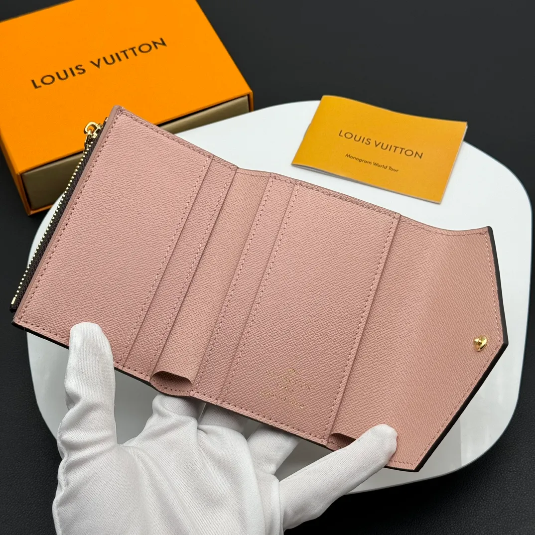 💰130 💎Upgraded original version🇫🇷 ZOÉ Wallet The Zoé wallet combines Damier Azur canvas and pastel leather to outline an envelope-like structure. The flip cover is decorated with gold Louis Vuitton snaps to welcome the coolness of summer. The compact design hides ample space, making it easy to store coins, banknotes and bank cards. It can also be placed in a pocket, handbag or clutch. Model: M60168 Dimensions: 9.5 x 7.5 x 3.0 cm (length x height x width).