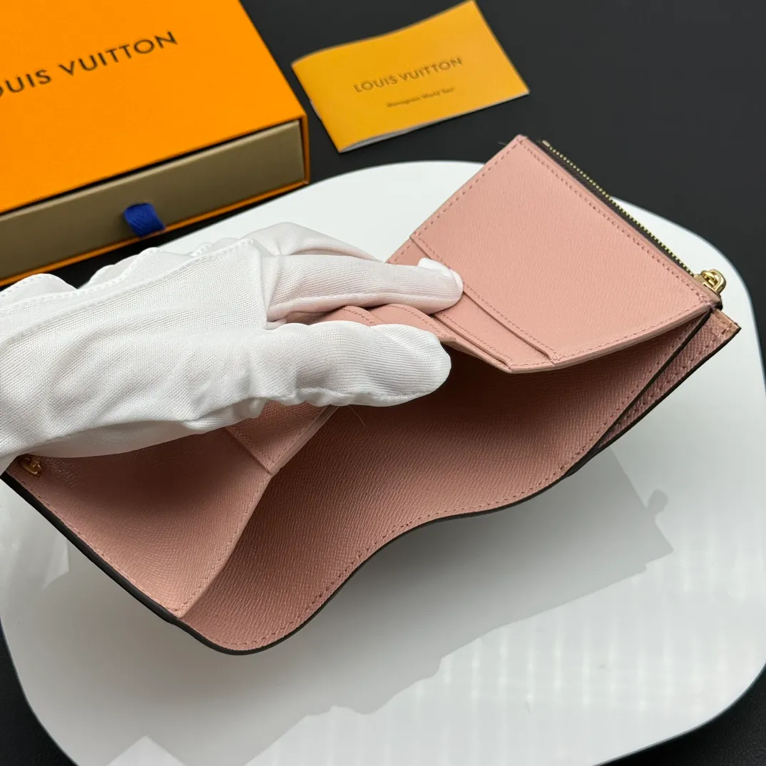 💰130 💎Upgraded original version🇫🇷 ZOÉ Wallet The Zoé wallet combines Damier Azur canvas and pastel leather to outline an envelope-like structure. The flip cover is decorated with gold Louis Vuitton snaps to welcome the coolness of summer. The compact design hides ample space, making it easy to store coins, banknotes and bank cards. It can also be placed in a pocket, handbag or clutch. Model: M60168 Dimensions: 9.5 x 7.5 x 3.0 cm (length x height x width).
